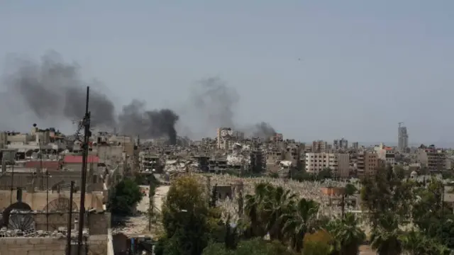 يقول سكان في المنطقة ان مسلحي المعارضة أحرقوا مقراتهم وما تحتويه تمهيدا لانسحابهم. 