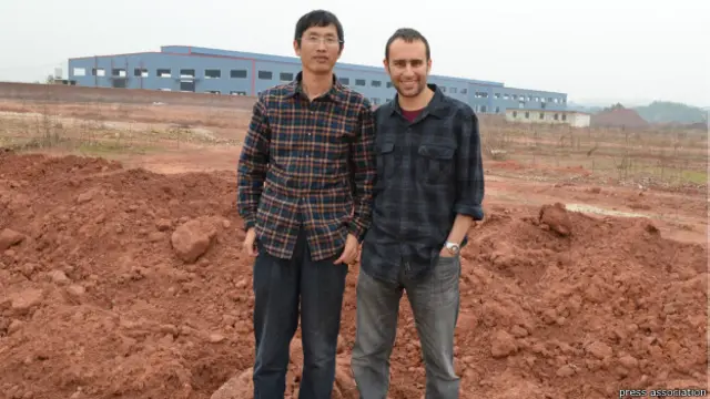 खुदाई स्थल पर दो वैज्ञानिक