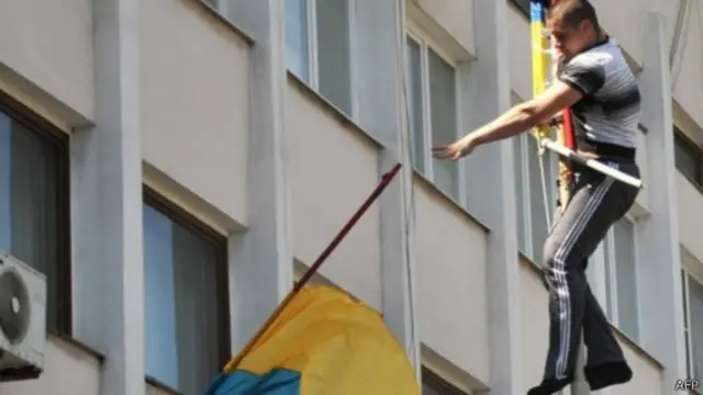 Сепаратисты снимают украинский флаг со здания горсовета Мариуполя