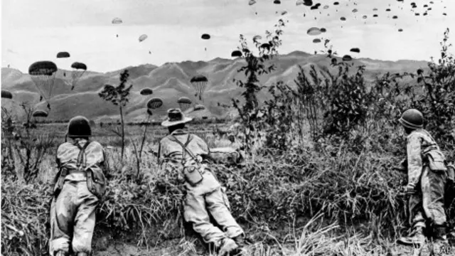 Franceses llegando en paracaídas