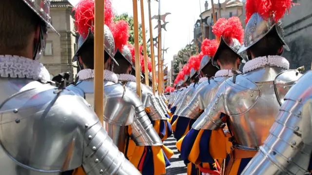 ویٹیکن میں پوپ کی رکھوالی کرنے والے ان محافظوں کے لیے یہ بھی لازمی ہے کہ وہ غیر شادی شدہ ہوں۔