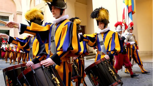 محافظوں کا کیتھولک ہونا اور کالج یا یونیورسٹی سےگریجویٹ ہونا بھی اس دستے میں شمولیت کی لازمی شرط ہے۔