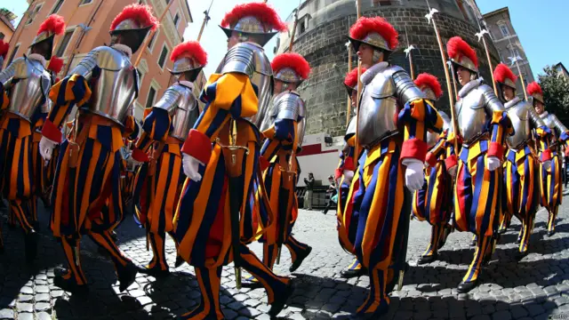 6 مئی سوئس محافظوں کی تاریخ میں ایک اہم دن ہے۔ اس دن سنہ 1527 میں 150 کے قریب محافظ روم کے حاکم کی فوج سےلڑتے ہوئے ہلاک ہوئے۔ یہ محافظ پوپ کلیمنٹ کا تحفظ کر رہے تھے۔ 