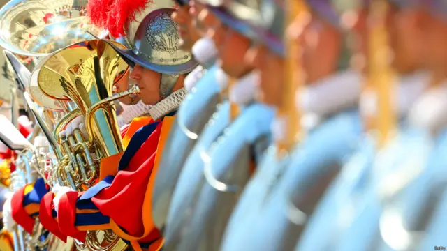 اس دستے میں شامل ہر محافظ کا قد کم از کم پانچ فٹ آٹھ انچ اور عمر 18 سے 30 برس کے درمیان ہونی چاہیے۔