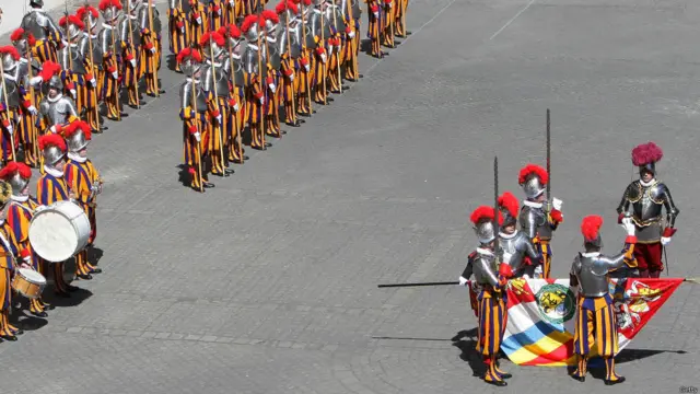 ہر محافظ کے پاس حفاظت کے لیے سات انچ لمبا چاقو، پستول اور مشین گن بھی موجود ہوتی ہے۔