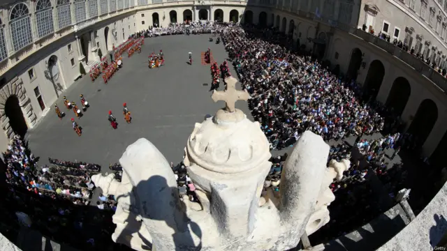 محافظوں کے اس دستے میں خواتین کی شمولیت پر پابندی ہے۔