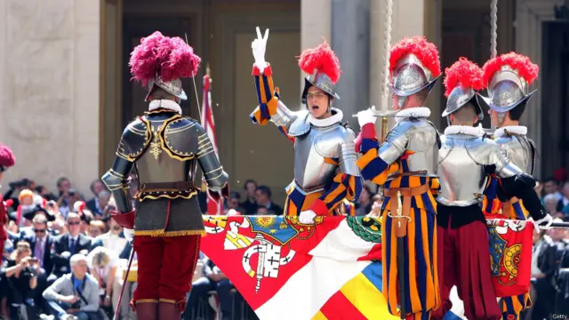 پوپ کے محافظ دستے میں 110 افراد شامل ہوتے ہیں جنہیں پہلے سوئٹزرلینڈ میں فوجی تربیت مکمل کرنا ہوتی ہے۔ نئے سوئس محافظوں نے حال ہی میں اپنی ذمہ داریاں سنبھالیں۔