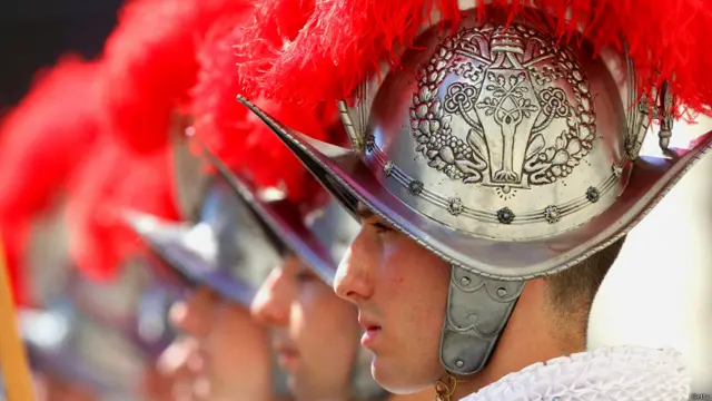 ویٹیکن میں رومن کیتھولک عیسائیوں کے سب سے بڑے مذہبی پیشوا پوپ کے تحفظ کی ذمہ داری پانچ سو برس سے زیادہ عرصے سے سوئٹزرلینڈ سے تعلق رکھنے والے محافظوں کے ذمے ہے۔