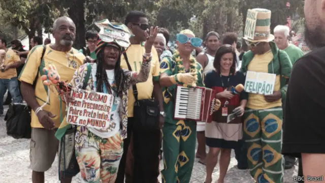 Torcedores diante do Vivo Rio