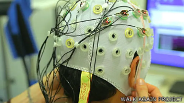 Gorra con sensores Foto cortesía Walk Again Project