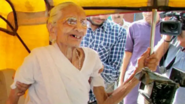 وزیر اعظم مودی کی والدہ گجرات میں رہتی ہیں