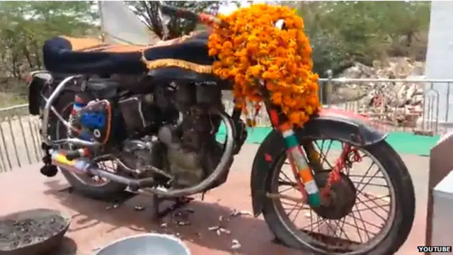 सड़क हादसे में मारे गए ओम बना की मोटर साइकिल