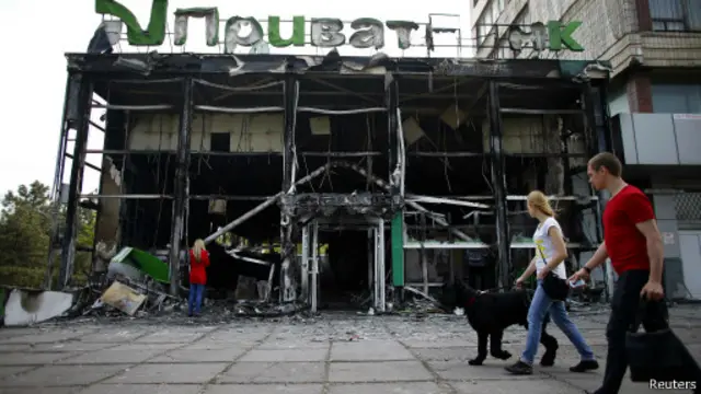 Сгоревшее здание "Приват-банка" в Мариуполе