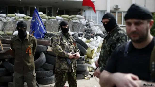 Пророссийские активисты в центре Мариуполя