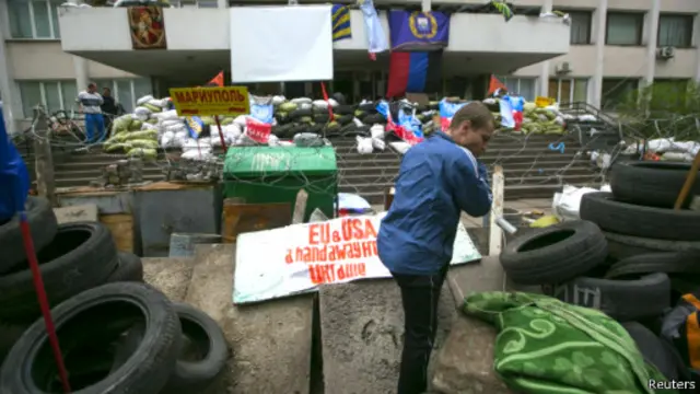 Баррикады в центре Мариуполя