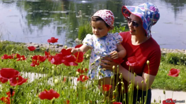 Мать с ребенком среди маков