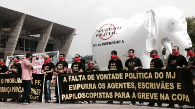 Protestosportytrader jogos de hojepoliciais federais fora do Vivo Rio, enquanto Felipão anunciava convocados (BBC Brasil)