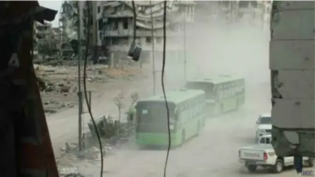 Rebeldes se retiram de Homs em ônibus (foto: BBC)