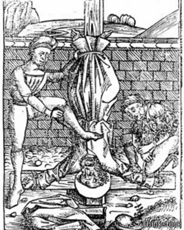 گفته می‌شود که پطرس مقدس تقاضا کرده بود که برعکس به صلیب کشیده شود، چرا که خود را لایق مردن به سبک مسیح نمی‌دانست – او در این صورت هوشیاری خود را نیز زودتر از دست می‌داد