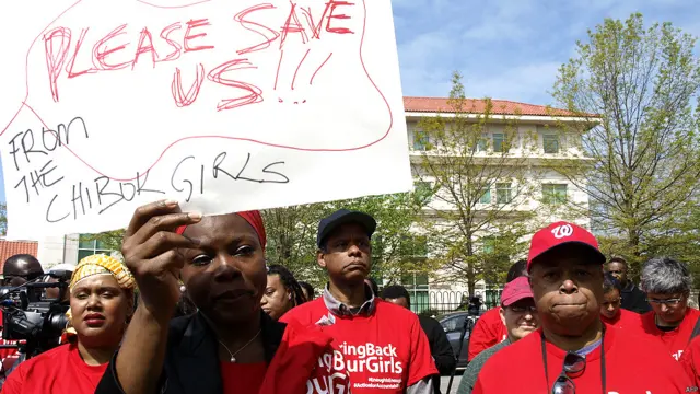 स्कूकी लड़कियों की रिहाई के लिए वॉशिंगटन डीसी में प्रदर्शन करते लोग.