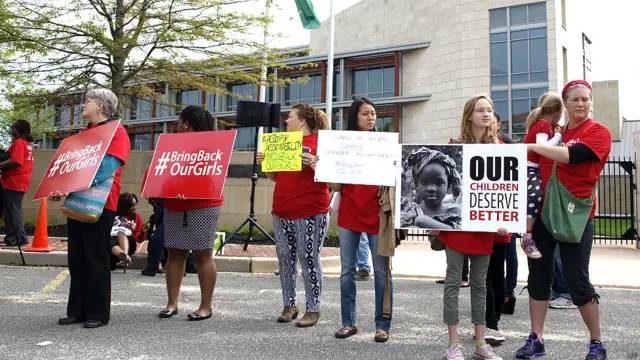 वॉशिंगटन में प्रदर्शन करते लोग