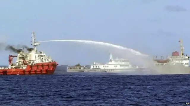 Tàu Trung Quốc phun vòi rồng vào tàu Việt Nam