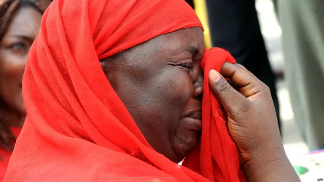 आंसू पोंछती एक अगवा लड़की की माँ