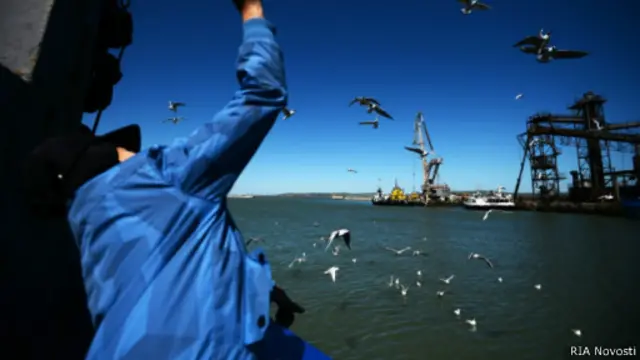 Сейчас переправиться через Керческий пролив можно только на пароме