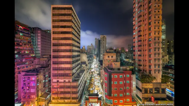 سٹیورٹ کے مطابق ہانگ کانگ کسی زمانے میں مچھیروں اور کسانوں کا شہر تھا، لیکن جدید ہانگ کانگ تجارتی اور مالیاتی گڑھ ہے جو چینی اور مغربی اثرات کے امتزاج کا عمدہ نمونہ ہے۔