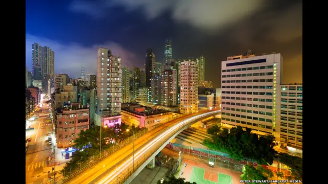 آسٹریلیا کے فوٹو گرافر پیٹر سٹیورٹ نے بتایا کہ یہ تمام تصاویر رات کو لی گئیں جب شہر میں بہت زیادہ بھیڑ بھاڑ ہوتی ہے۔ ایک مصروف شاہراہ جو کاؤلون کے علاقے یاؤ ما تے سے گزرتے ہوئے شہر کے حصوں کو آپس میں ملاتی ہے۔