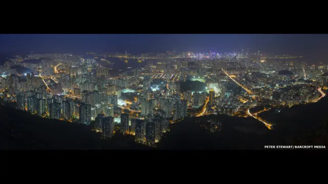 ہانگ کانگ کے پہاڑی علاقوں میں توسیع کا کام مشکل ہے۔ ہانگ کانگ کا شمار دنیا کے زیادہ آبادی والے ممالک میں ہوتا ہے۔