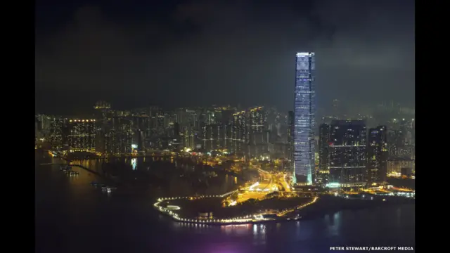 فوٹوگرافر پیٹر سٹیورٹ کا کہنا ہے کہ انھوں نے ’ٹرائی پاڈ‘ کی مدد سے رات کے وقت زیادہ فاصلے سے یہ تصاویر بنائیں۔