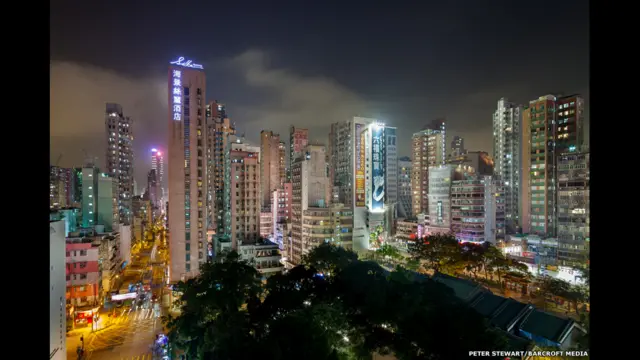 19ویں اور 20ویں صدی میں ہانگ کانگ کی آبادی میں اس وقت بہت زیادہ اضافہ ہوا جب لاکھوں چینی تارکینِ وطن یہاں آ کر آباد ہوئے۔ سنہ 1970 کی دہائی میں ہانگ کانگ ’ایشین ٹائیگر‘ بن گیا۔