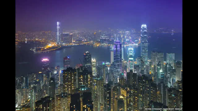 ہانگ کانگ کی معیشت صنعت سے خدمات کی جانب منتقل ہو گئی ہے۔ یہ علاقہ اہم تجارتی مرکز اور بینکاری کا مرکز ہے اور چین کی اکثر برآمدات بھی یہیں سے ہوتی ہیں۔
