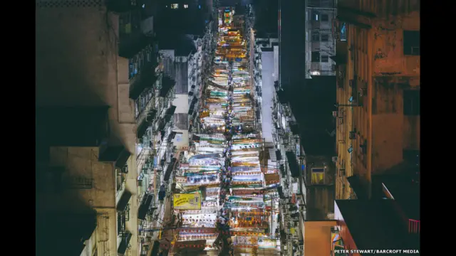 ہانگ کانگ میں بلند عمارات، مندر، شاپنگ مالز اور روایتی بازاروں کی بھر مار ہے۔ اس تصویر میں جورڈون میں ٹیمپل سٹریٹ کے شبینہ بازار کا ایک منظر دکھیا گیا ہے۔ یہ علاقہ یاؤسم مونگ میں واقع ہے۔