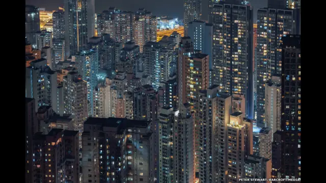 سٹیورٹ کا کہنا ہے کہ ایسی تصاویر کا مقصد دیکھنے والے کو حواس باختہ کر دینا ہے، کیوں کہ وہاں اتنا کچھ ہے جو ایک نظر میں نہیں دیکھا جا سکتا۔