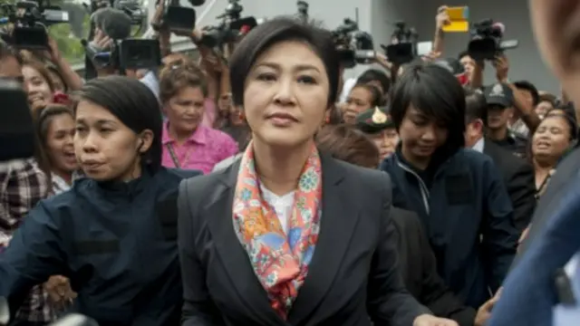 إذا رأي مجلس الأعيان في تايلاند أن شيناوات خالفت القانون فقد تحرم من العمل السياسي لسنوات.