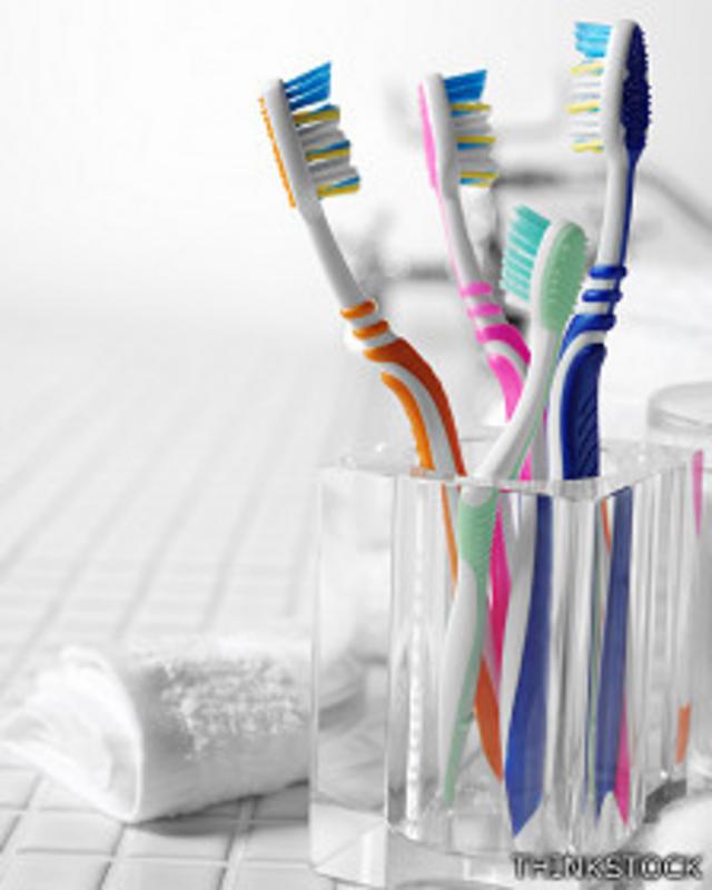 Descubre cómo deberías guardar tu cepillo de dientes