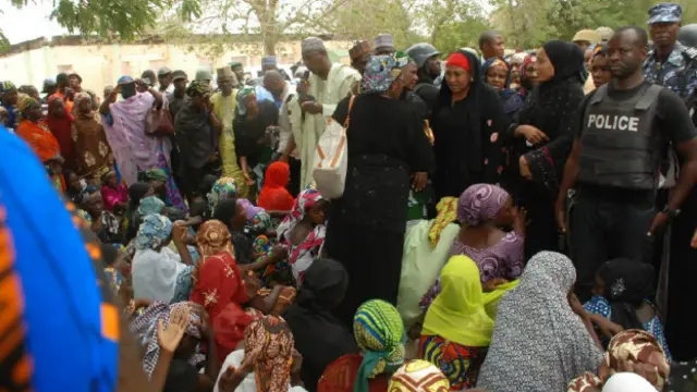 Uwargidan gwamnan jihar Borno, Hajiya Nana Kashim ta ziyarci garin Chibok inda ta tattauna da iyayen wasu daga cikin 'yan matan da aka sace.