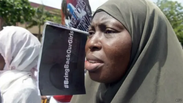 اقتديت البنات من مدرستهن ليلا إلى مكان مجهول.