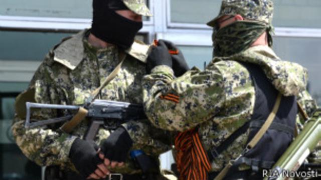 Пророссийские ополченцы повязывают друг другу георгиевские ленточки возле занятого ими здания горсовета Константиновки (28 апреля 2014 г.)