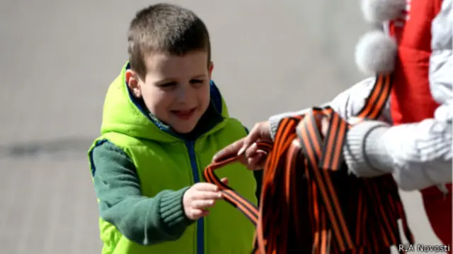 Раздача георгиеавских ленточек на Зубовском бульваре в Москве 7 мая 2014 года