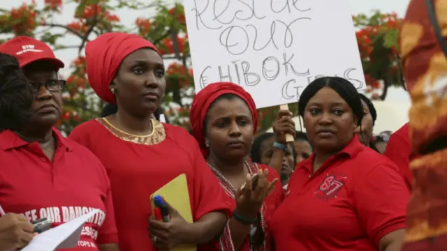 Daruruwan mata ne ke zanga-zanga a fadin Nigeria don matsawa gwamnati lamba ta maida hankali wajen ceto 'yan matan.