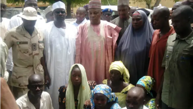 Gwamnan jihar Borno, Kashim Shettima ya ziyarci garin Chibok 'yan kwanaki bayan afkuwar lamarin.