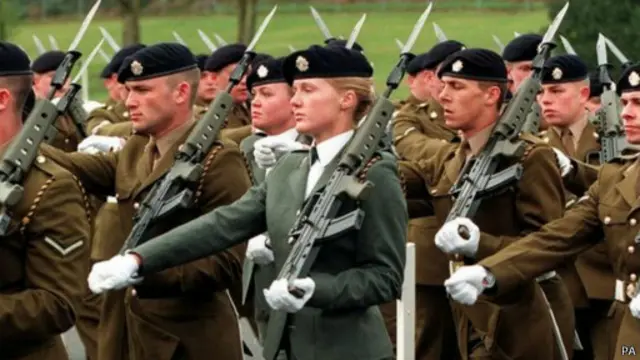 Женщина марширует в составе подразделения