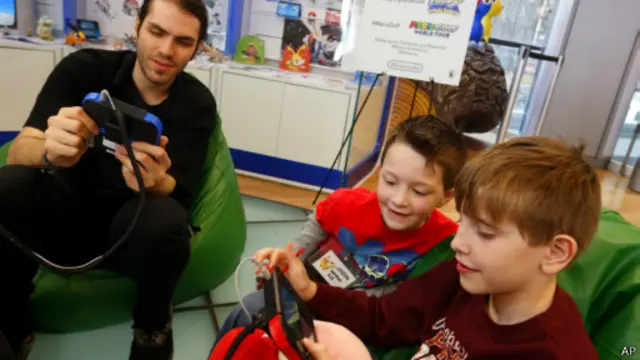 Дети играют в Nintendo