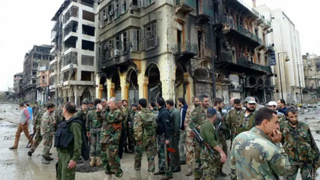 انسحاب مسلحي المعارضة من حمص يعلن انتهاء المقاومة في "عاصمة الثورة" السورية