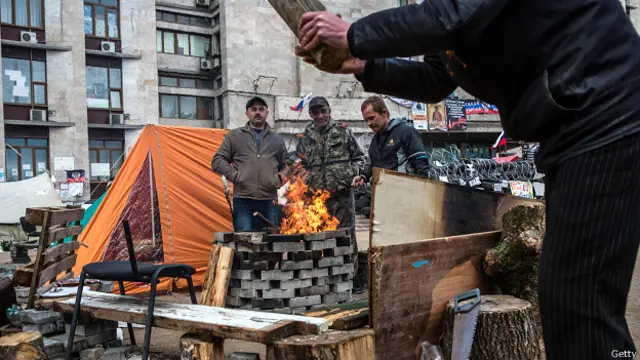 乌克兰东部顿涅茨克政府大楼外的亲俄示威者