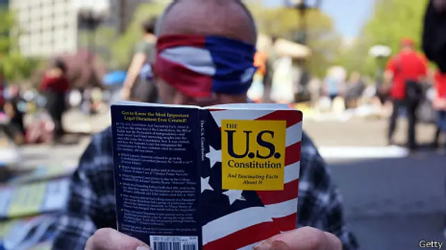 Ciudadano con la Constitución de EE.UU. en la mano