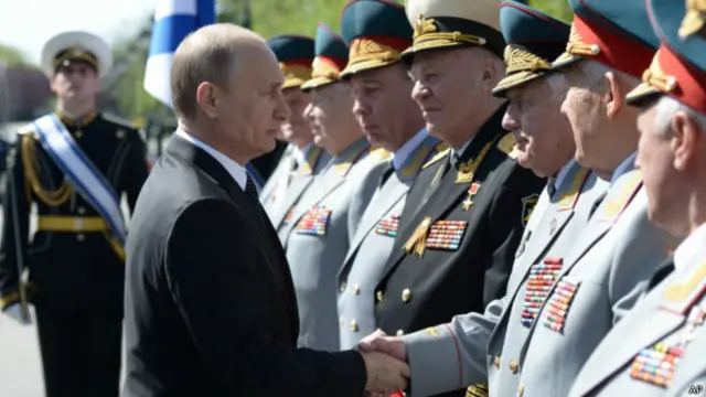 俄罗斯总统普京在二战无名战士纪念碑前与军方高层握手（08/05/2014）